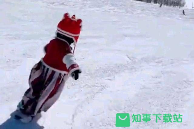 4岁女孩穿汉服滑雪如御剑飞行，网友：身形飘逸，仿若雪山上的仙女!